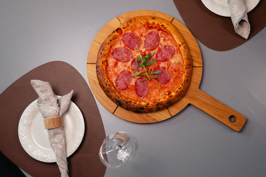 TRÉ - Pizzaskjærebrett med spor og håndtak - EIK