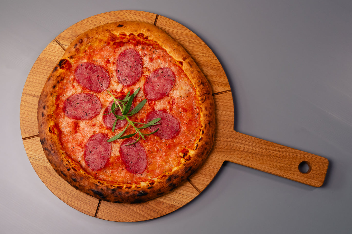 TRÉ - Pizzaskjærebrett med spor og håndtak - EIK